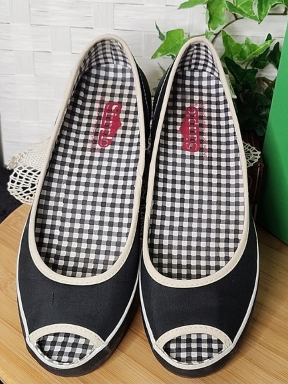 👉*ECO-SNEAKS* CUTE SIMPLE BRAND BLACK W/ WHITE TRIM PEEP TOE SHOES ~SZ 9.5